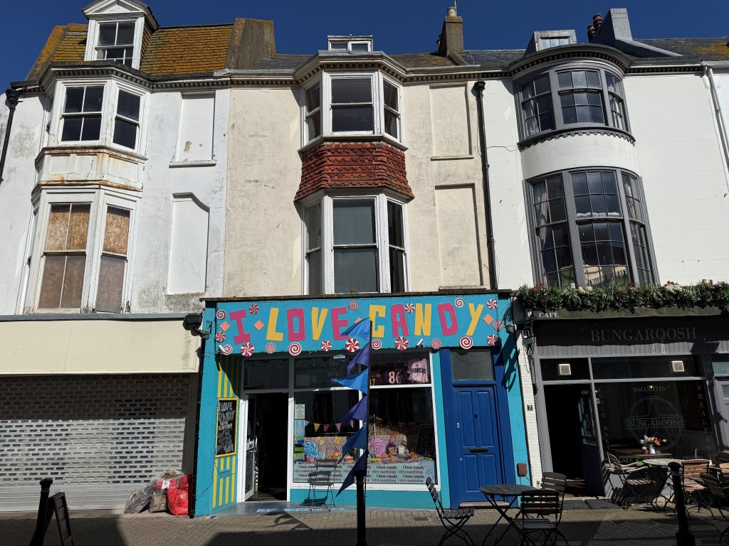 Lot: 43 - MIXED USE INVESTMENT IN TOWN CENTRE PRODUCING APPROX. £34,000 PER ANNUM - Front elevation from pedestrianised area